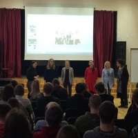 Vokālās grupas Latvian Voices Mūzikas lekcija skolā 52532846 785945611784251 594535112851324928 N