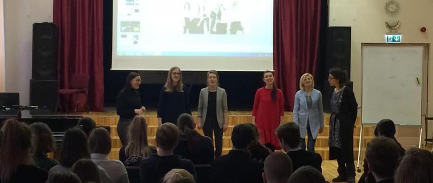 Vokālās grupas Latvian Voices Mūzikas lekcija skolā 52532846 785945611784251 594535112851324928 N